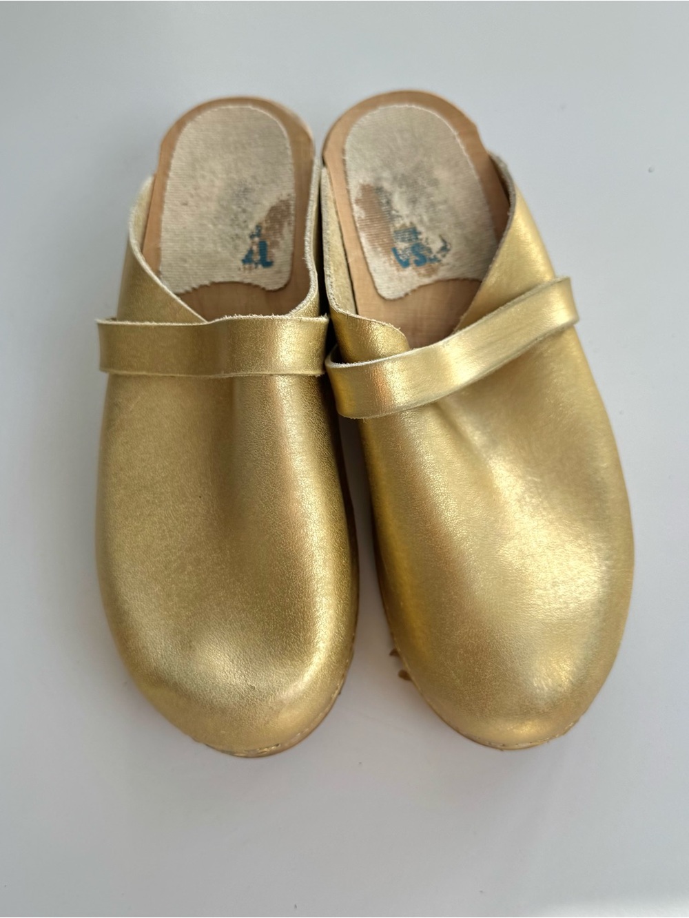 Traditional Heel Gold Leather Sz 38 7-7.5 Swedish Clogs Wooden Heel Mules Casual - Picture 2 of 8